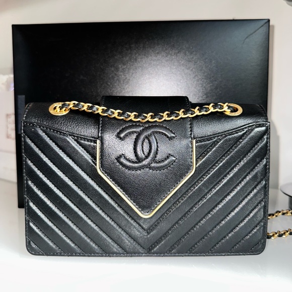 Chanel Collar and Tie Flap Bag Chevron Sheepskin Mini Gold Metal Black Handbag - Picture 5 of 16